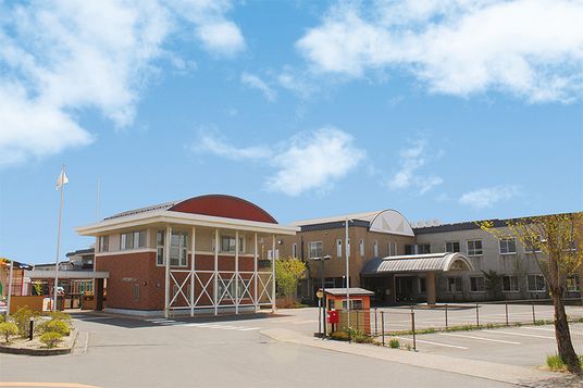 青空の下の建物外観
