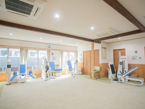 機能訓練器具が並ぶ室内