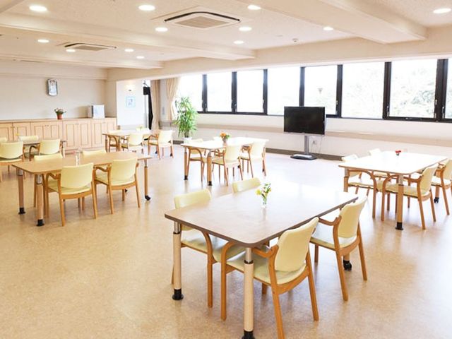 自然光が入る空間 食堂 明るく広々としたスペースで、自然光が差し込みます。リフレッシュしながら休憩できる場所です。