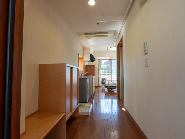明るい床の廊下