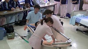 ケアの様子が見える浴室