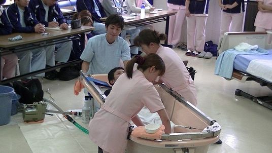ケアの様子が見える浴室