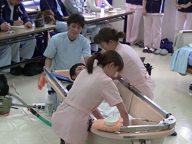 ケアの様子が見える浴室 浴室 心地よいケアを受ける様子が伺える清潔感のあるスペースです。安心して日々の暮らしを送れる環境が整っています。