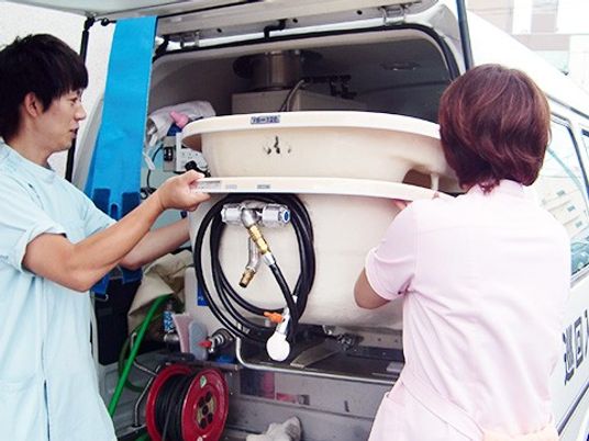 車椅子移送用車両の積み込み場  