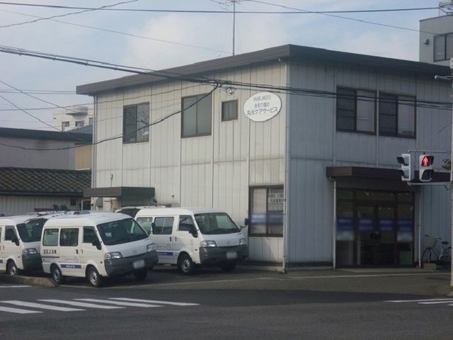車が停まる建物外観 外観 停車している車が見える施設の外観です。ご利用者様の送迎に便利な環境です。