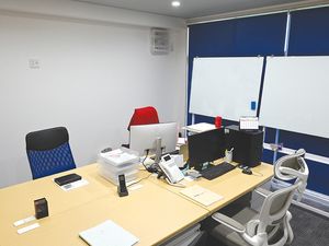 会議用デスクのある部屋  