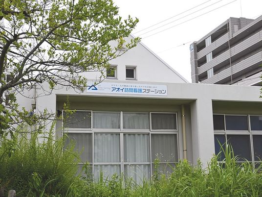 緑に囲まれた建物外観  