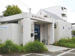 白い建物の入口  