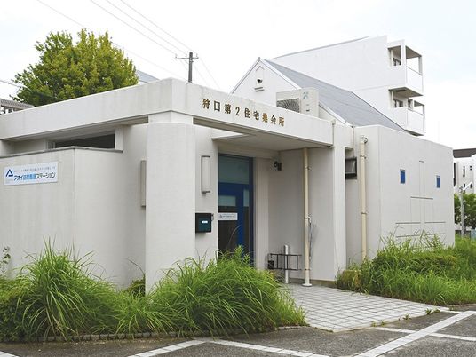 白い建物の入口  