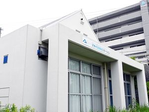 白い外観の建物  