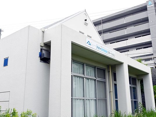 白い外観の建物  