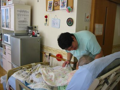 ケア中のスタッフと利用者