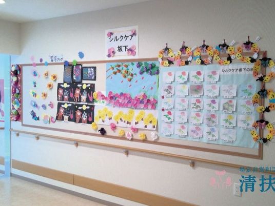 掲示物のある廊下  