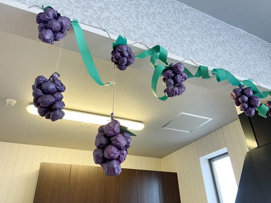 紫の花飾りがある居室