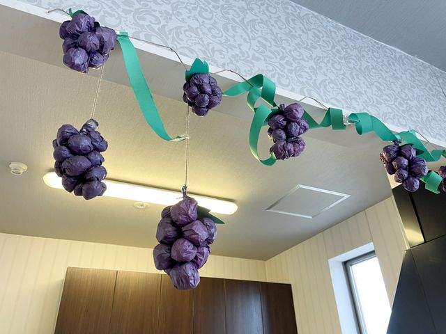 紫の花飾りがある居室