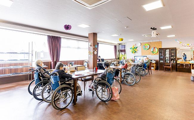 清潔な食堂とスタッフ