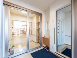 明るい居室の入り口
