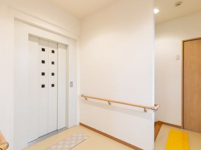 手すり付きのエレベーター入口