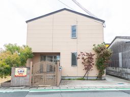 明るい外観の建物