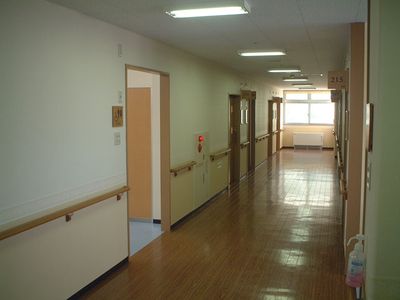 手すり付きで明るい廊下