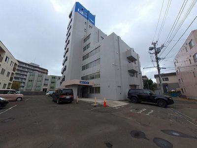 白い建物の外観