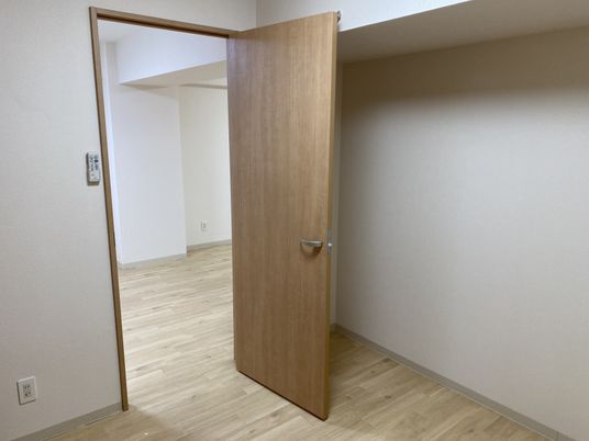 広々とした居室の入口