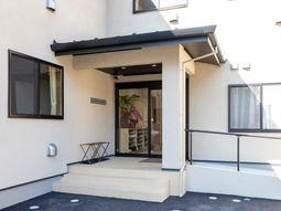 広くて明るい入口