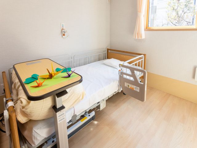 明るい居室 居室 日差しが差し込む明るい居室です。落ち着いた内装で、リラックスして過ごせます。