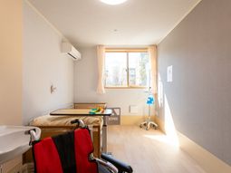 光が差し込む居室