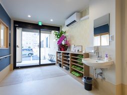 明るく開放的なエントランス