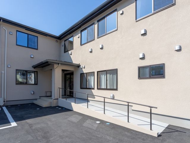 広々とした外観 外観 広々とした外観が特徴の建物です。天気の良い日差しが印象的で、開放感もあります。