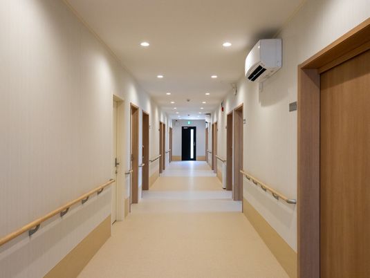 明るく開放的な廊下