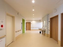 幅広い明るい廊下