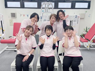 明るい笑顔のスタッフたち