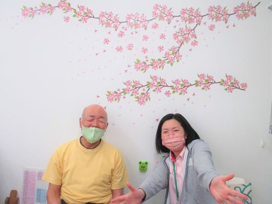 桜の壁画と笑顔の二人