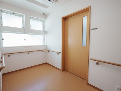 手すりと明るい廊下