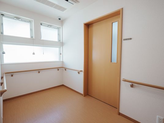 手すりと明るい廊下