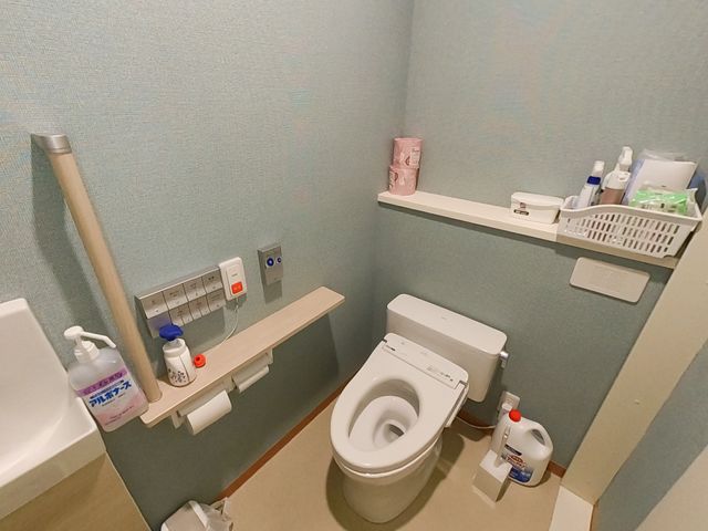設備の整ったトイレ トイレ 清潔で使いやすいトイレは、手すりや緊急呼び出しボタンを備え、安心して利用できます。