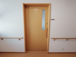 手すりのついた廊下
