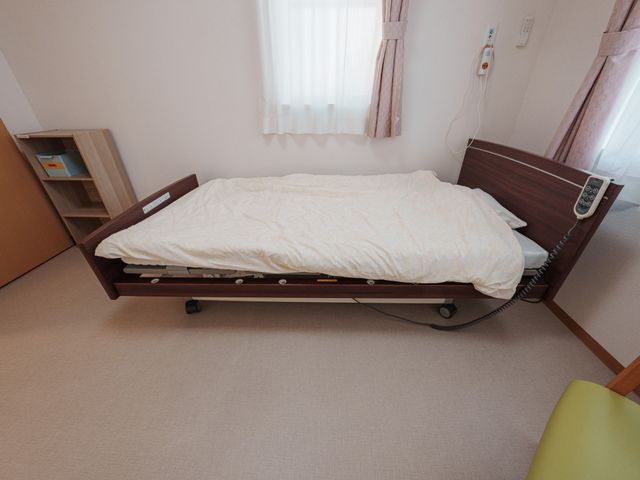 快適な居室の寝室 居室 自然光が差し込む明るいお部屋です。床も広くゆったりと過ごせます。
