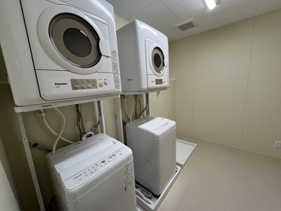 洗濯機が並ぶ部屋