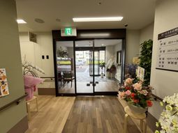 開放的なエントランス