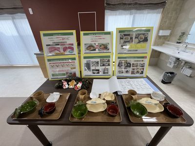 資料が並ぶ食堂