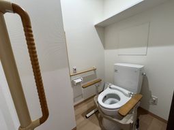 手すり付きの設備トイレ