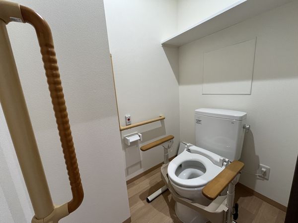 手すり付きの設備トイレ