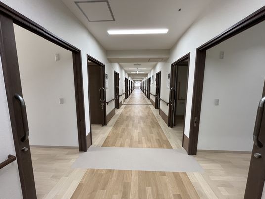 長い廊下の静かな風景