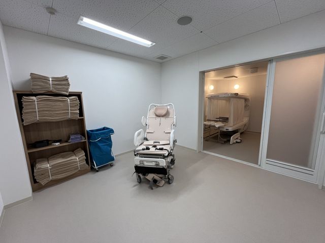 設備充実の室内 浴室 広々とした浴室で、快適な介護が可能です。折り畳み式の椅子が完備され、安全に配慮しています。