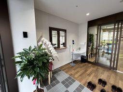 明るいホールの入口