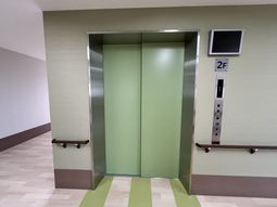 開放的な空間のエレベーター