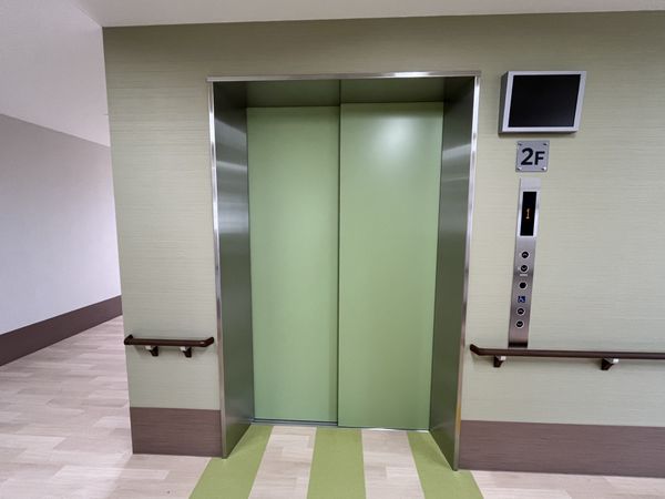 開放的な空間のエレベーター